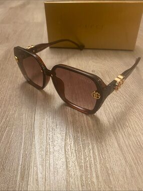 Gucci Oversized Brown Tortoise Square Sunglasses GG Logo w/ Green & Red Accents